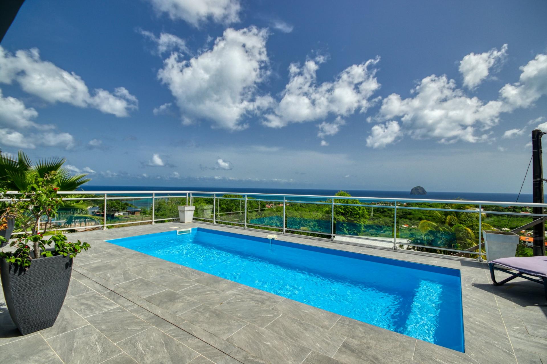 Location villa diamant Martinique-piscine vue mer